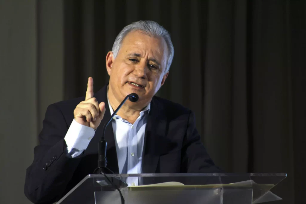 Antonio Taveras mantuvo diferencias con miembros del PRM desde su primera elección como senador en 2020