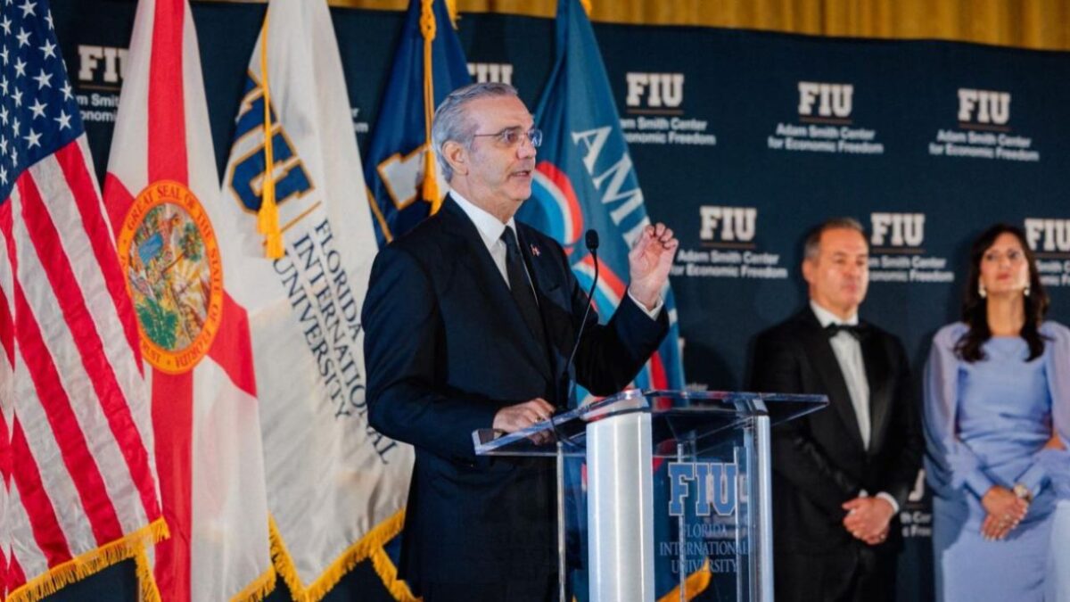 Abinader recibe el Champion of Freedom Award en FIU y concluye agenda académica en Miami