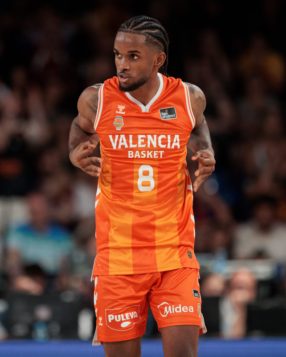 Jean Montero encesta 29 puntos en victoria del Valencia sobre el Barcelona