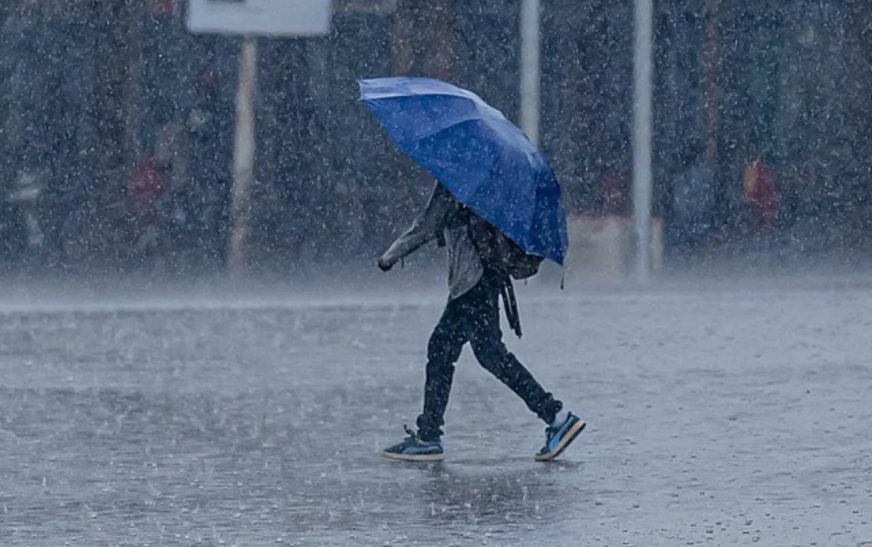 Aguaceros y temperaturas calurosas marcarán este sábado