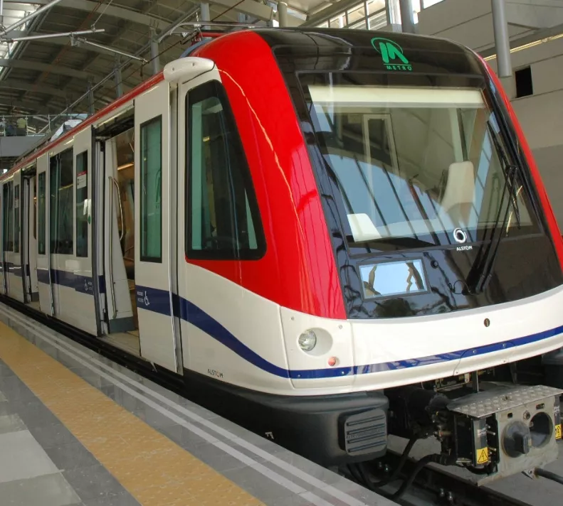 Usuario que se lanzó a las vías del Metro de Santo Domingo permanece estable tras ser hospitalizado