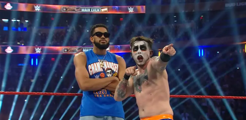 Karl-Anthony Towns sorprende al aparecer en la WWE y desata la euforia en Nueva York