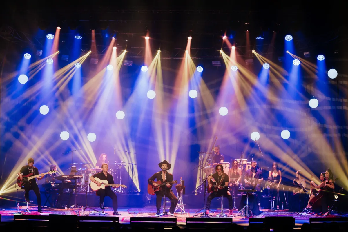 Beto Cuevas llevará su aclamado espectáculo «Acústico» por primera vez a Santiago