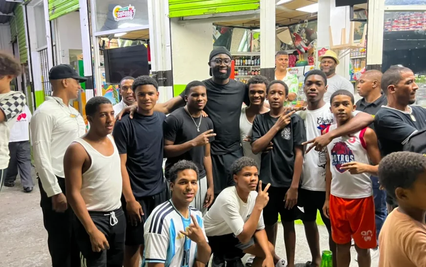 El jugador de los 76ers, Jaylen Brown, visita el sector de San Carlos en el DN
