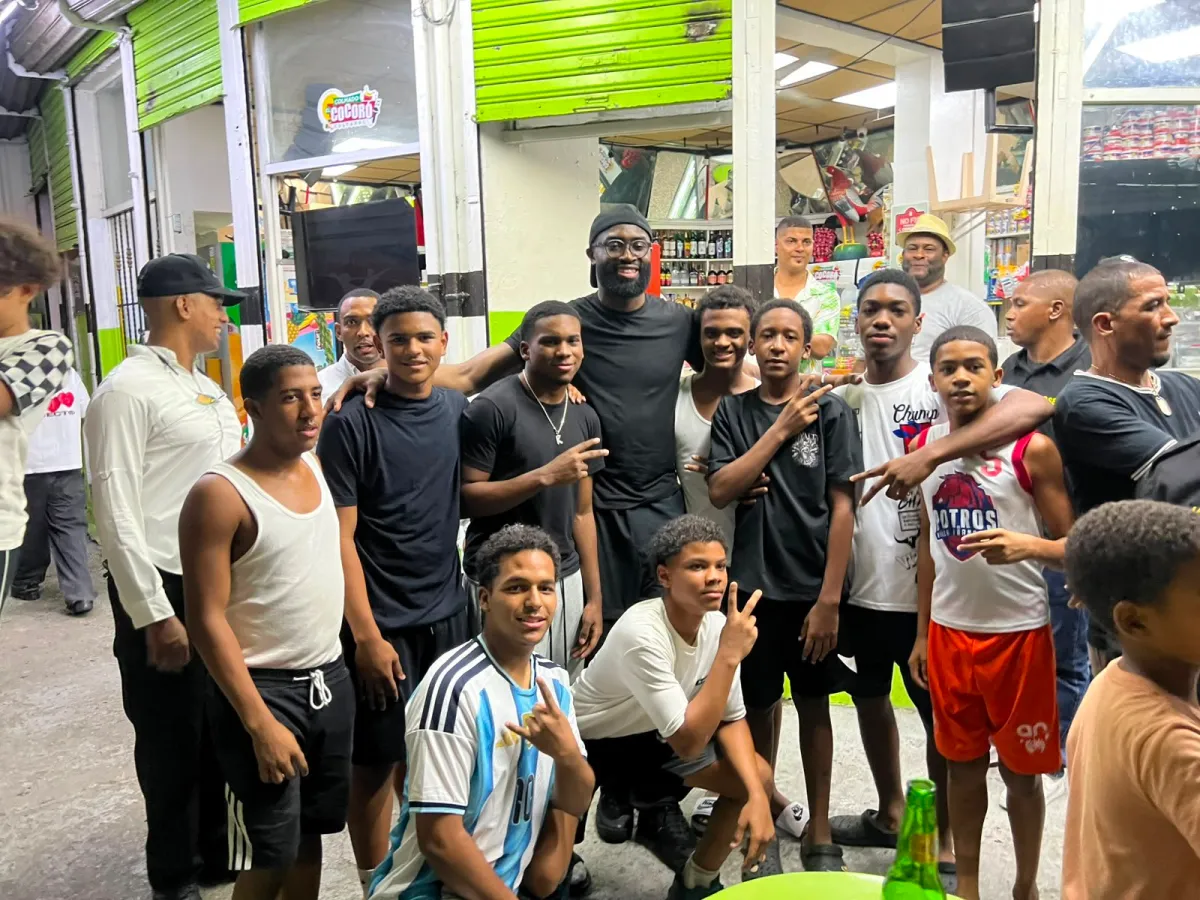 El jugador de los 76ers, Jaylen Brown, visita el sector de San Carlos en el DN
