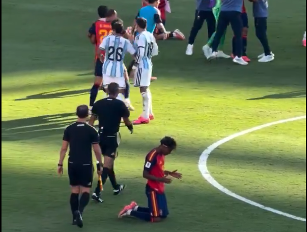 Lamine Yamal fue captado rezando mientras jugadores discutian