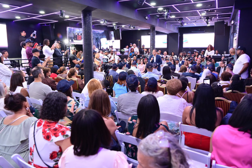 “Muchos políticos solo toman en cuenta a la diáspora como maquinaria electoral para generar votos", critica Abel Martínez