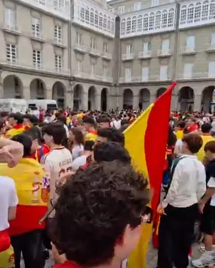 Aficionados abarrotan la plaza de María Pita para la final del Mundial entre España y Argentina