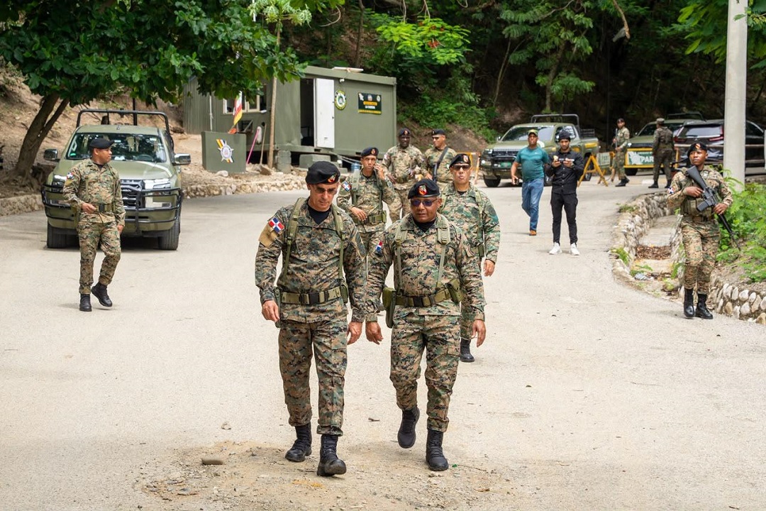 Comandante del Ejército supervisa destacamentos y puestos fronterizos para fortalecer la vigilancia en la frontera