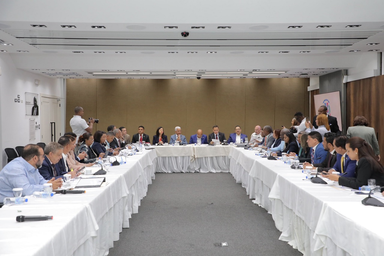 Comisión Bicameral revisó 7 artículos del Código Penal; continuará este martes