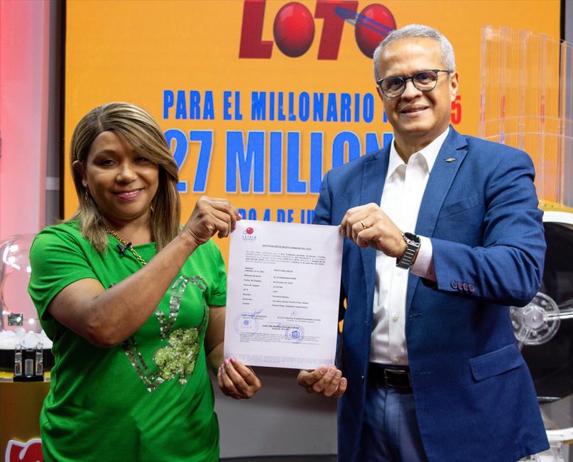 LEIDSA entrega certificado a dominicana residente en España ganadora de 27 millones con el Loto
