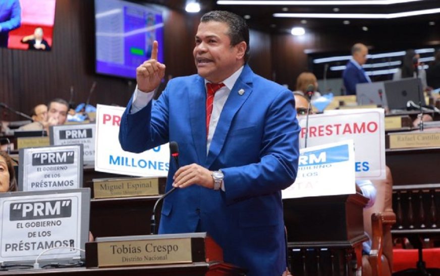 Diputados de la oposición protestan en el hemiciclo contra préstamos del Gobierno
