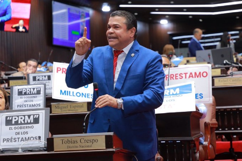 Diputados de la oposición protestan en el hemiciclo contra préstamos del Gobierno