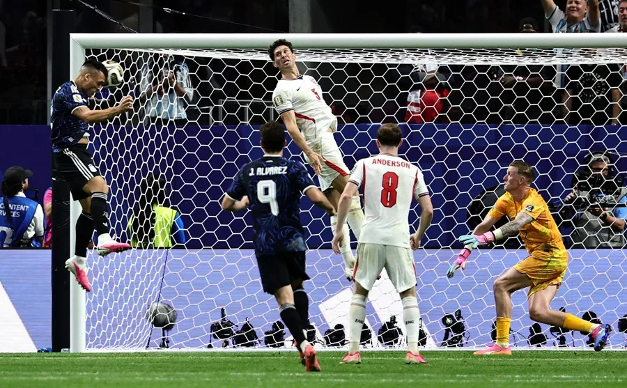 1-2. Argentina remonta, frustra a Inglaterra y se cita con España en la final