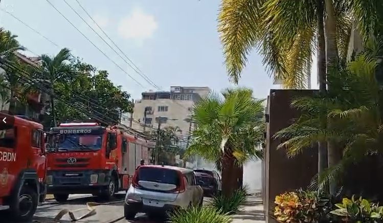 Incendio de dos vehículos en el sector Renacimiento genera alarma entre sus residentes