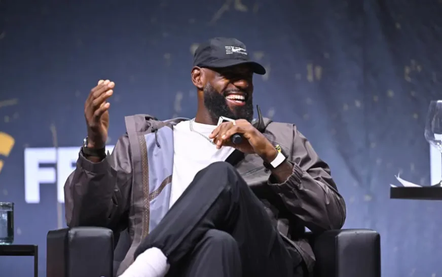 LeBron James mantiene la incógnita sobre su próximo equipo, pero asegura que su decisión final está cerca