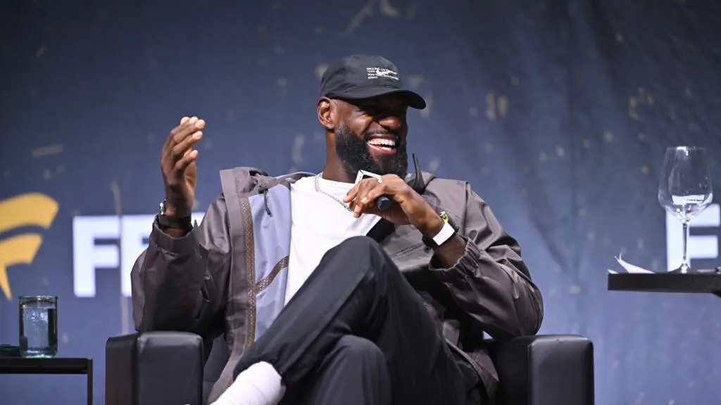 LeBron James mantiene la incógnita sobre su próximo equipo, pero asegura que su decisión final está cerca