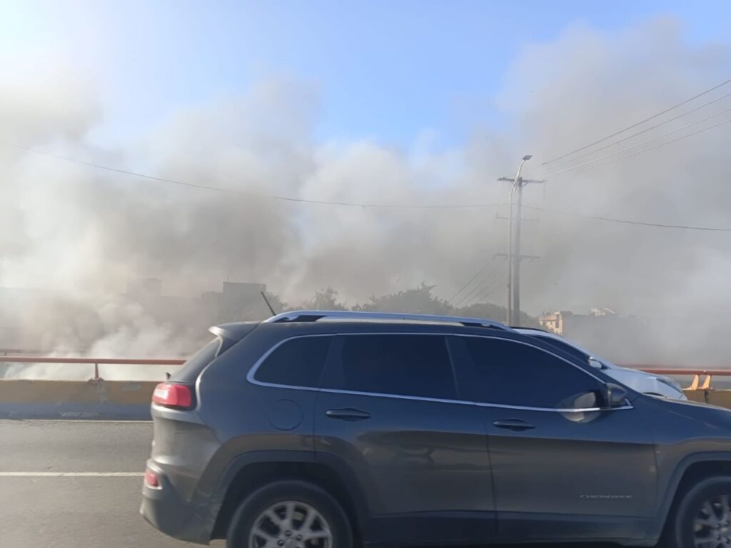Reportan gran humareda en la parte baja del Expreso V Centenario