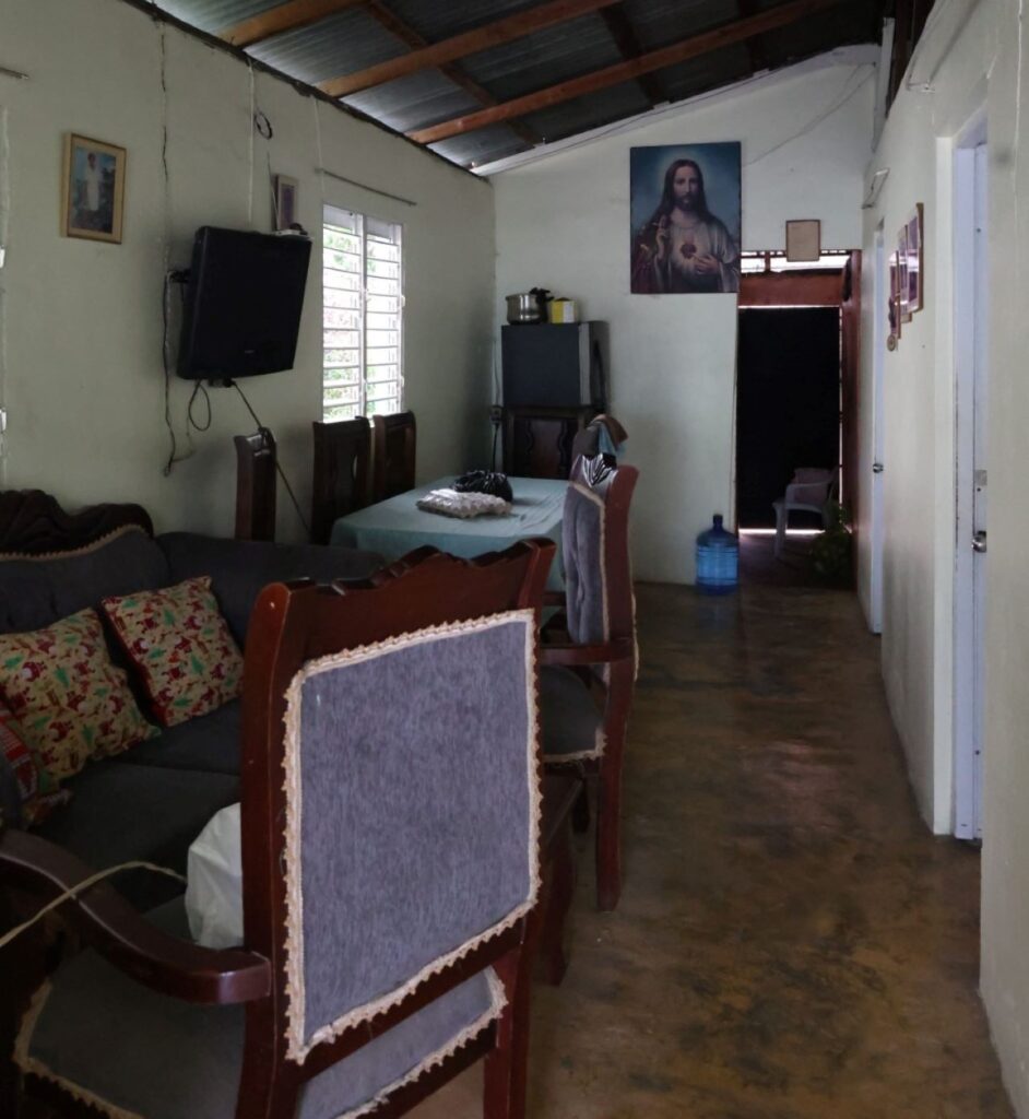 Apagones golpean a residentes del sector Carlos Álvarez en Villa Mella