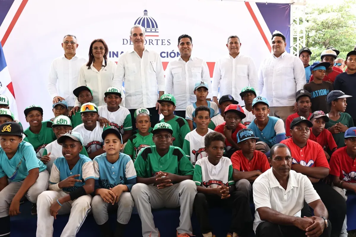 Presidente Luis Abinader inaugura remozado estadio de béisbol en Samaná