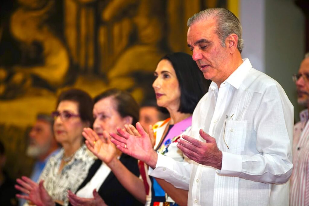 Luis Abinader realiza misa de acción de gracias en su cumpleaños, junto a familiares y amigos