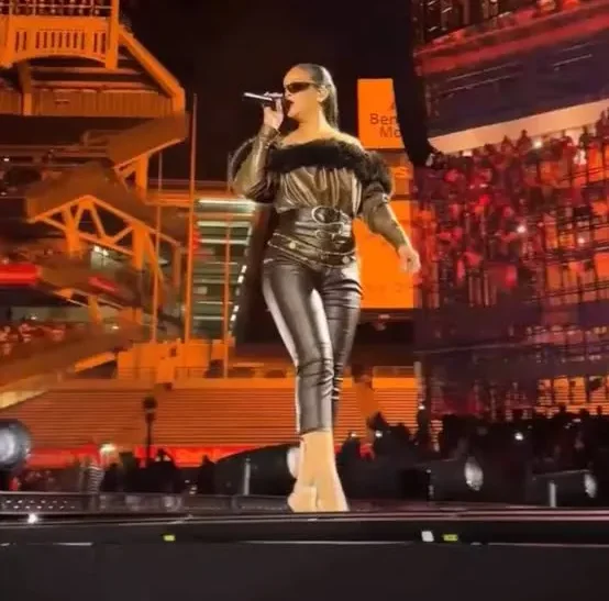 Rihanna reaparece en los escenarios junto a Jay-Z tras años alejada de los conciertos