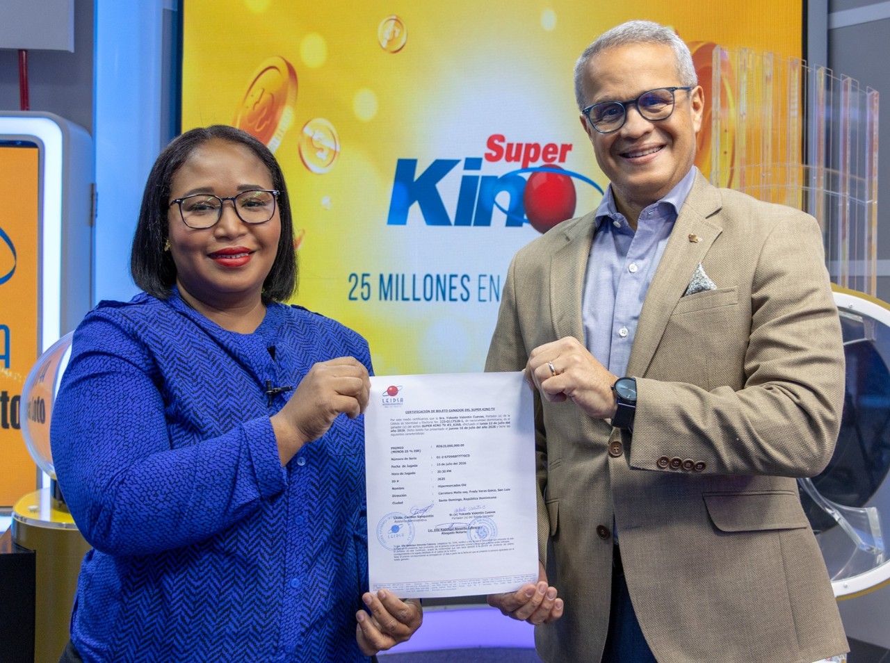 LEIDSA entrega certificado a enfermera ganadora de 25 millones con el Súper Kino