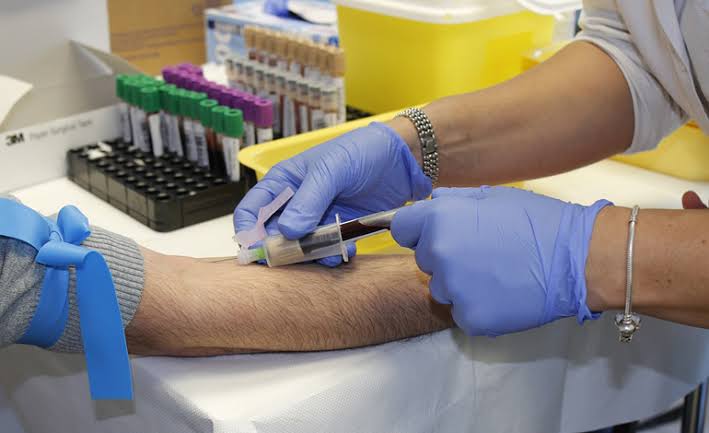 Bioanalistas critican la extensión de horarios anunciada por Landrón