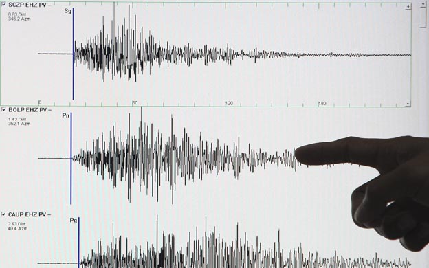 Doble terremotos dejan 50 heridos y provocan colapso de centro comercial en Japón