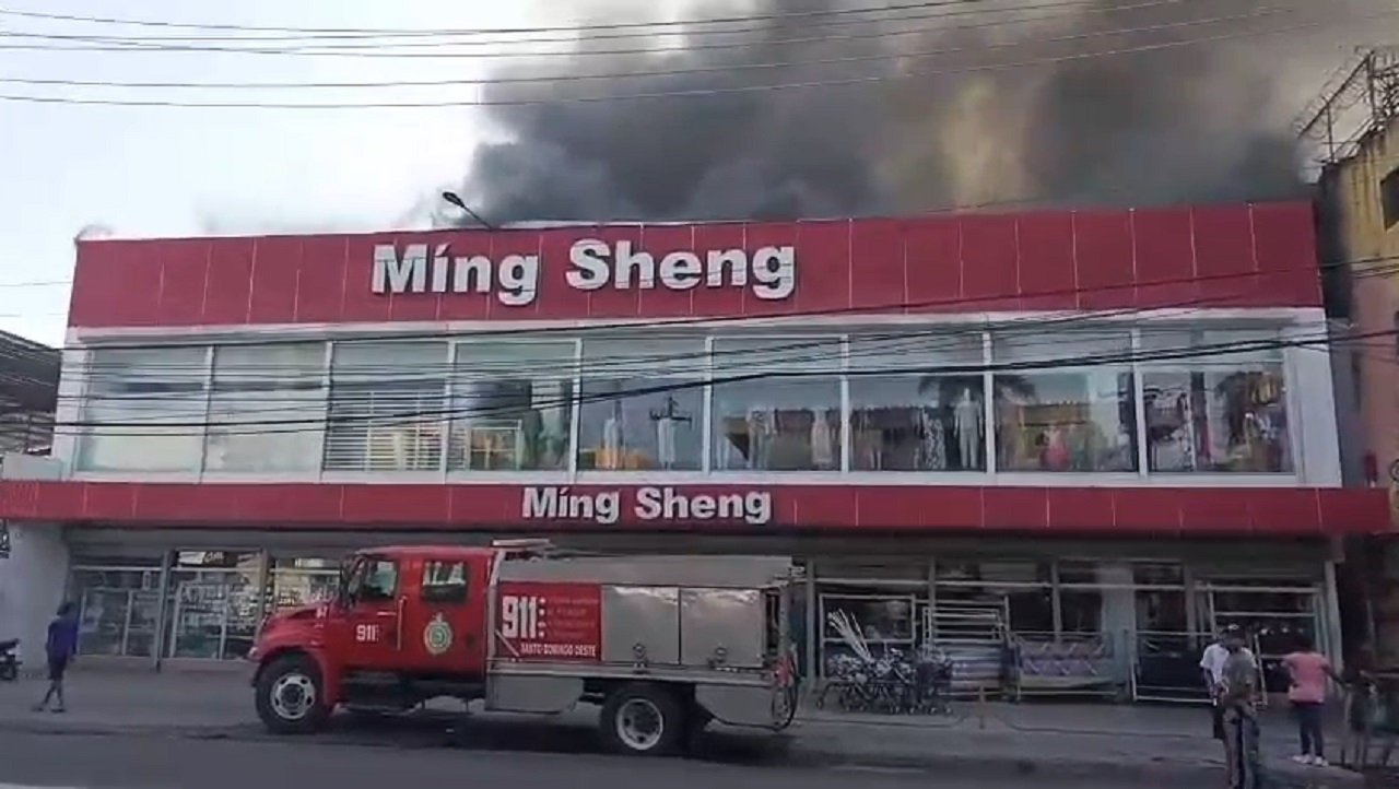 Incendio afecta una tienda china en la avenida Isabel Aguiar