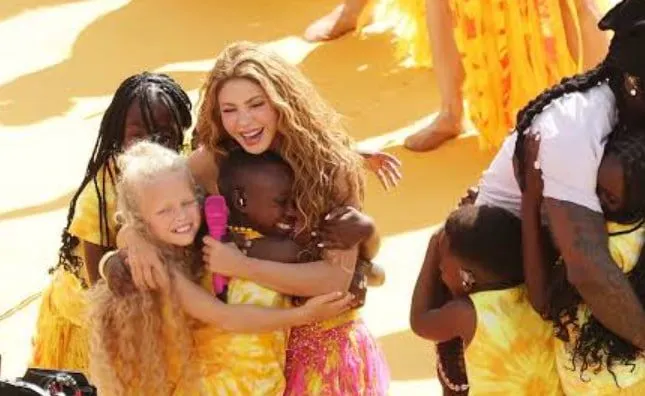 Momento emotivo de Shakira con los niños de Ghetto Kids tras finalizar show