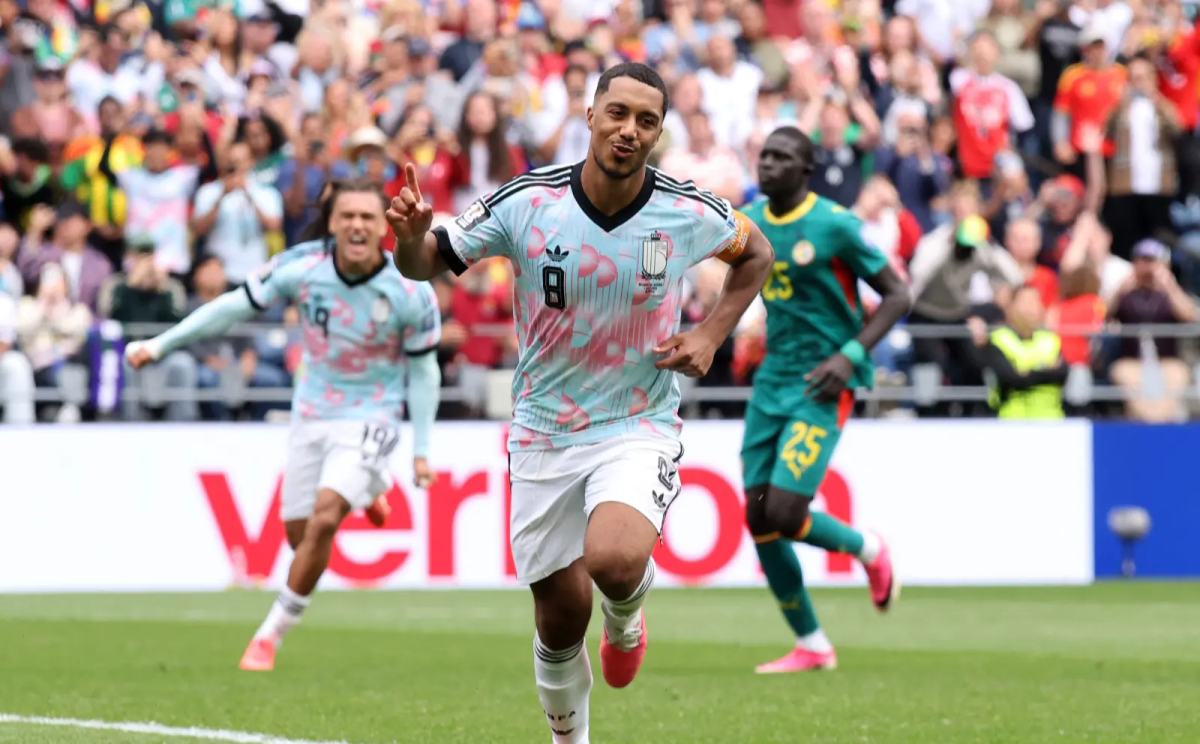 Bélgica vence 3-2 a Senegal con un penal en la prórroga y pasa a octavos