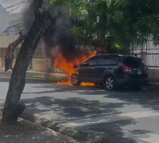 Usuarios reportan incendio de vehículo en Gascue